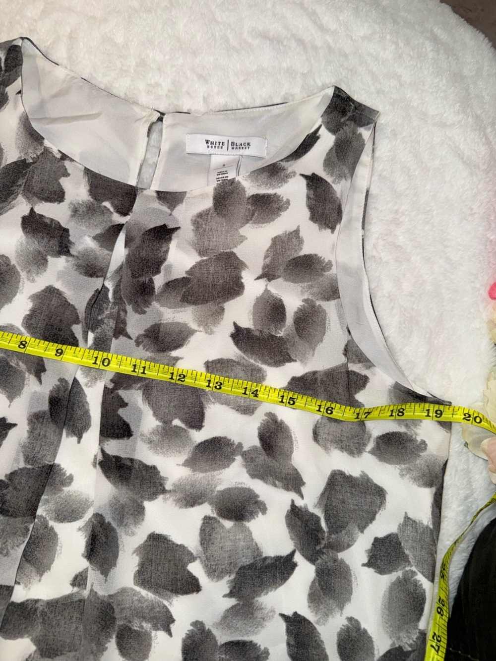 2 x 20$ White House Black Market Black & White Sleeveless Printed Shell Size S - Picture 2 of 6